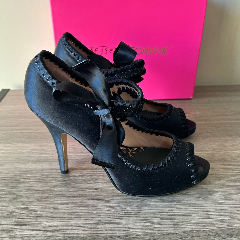 Betsey Johnson Black Satin Calandra Peep Toe Pumps w/ Side Bow Tie, Size 10